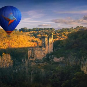 Vol en Montgolfière au fil du vent, au fil de l'histoire, du Château de Commarque en Périgord Noir.